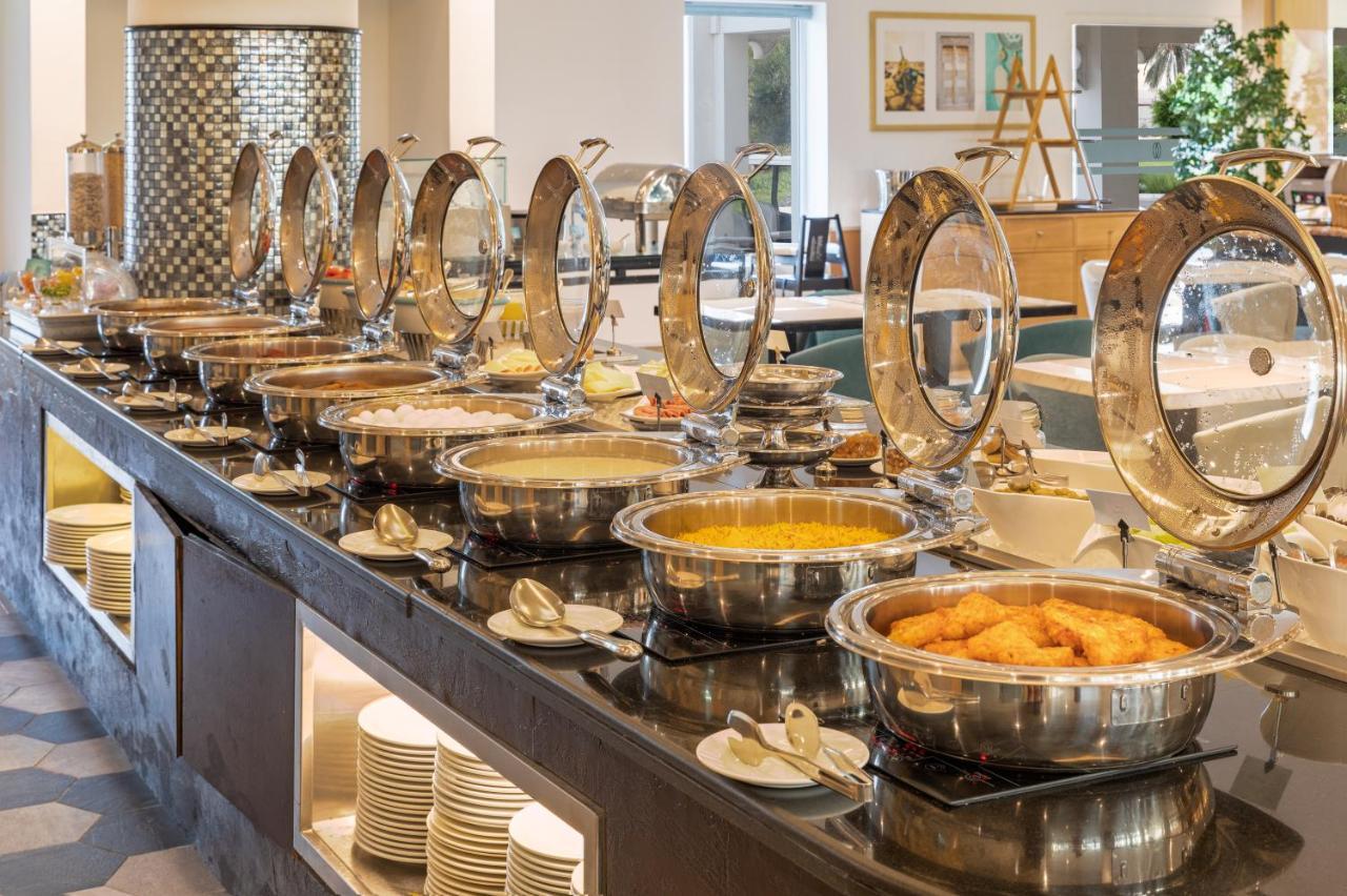 Sealine Beach, A Murwab Resort Mesaieed Exterior foto A buffet at a hotel