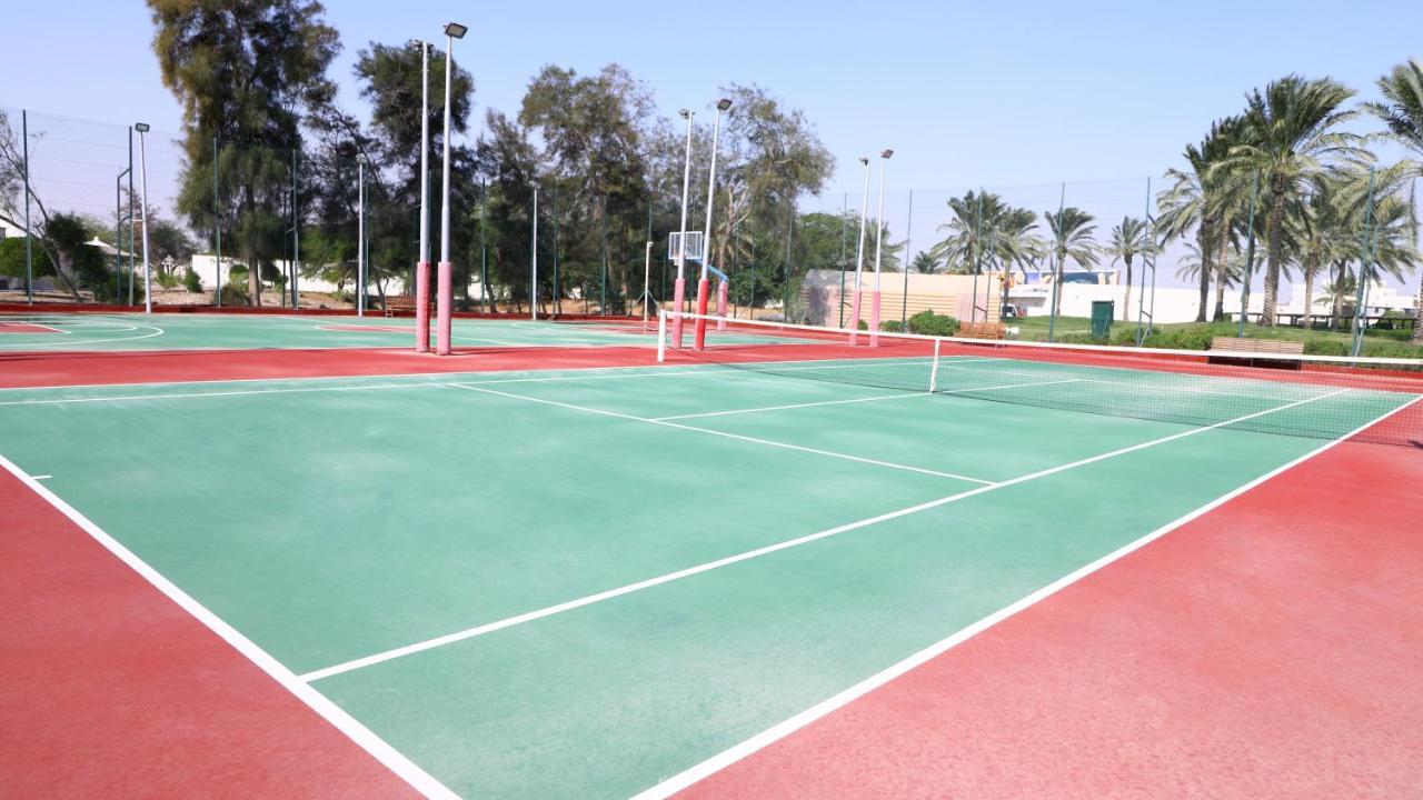 Sealine Beach, A Murwab Resort Mesaieed Exterior foto Tennis courts at the club